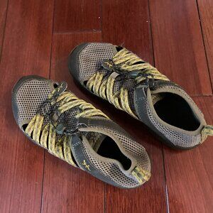 Boys Chaco sports water shoes Sz 2